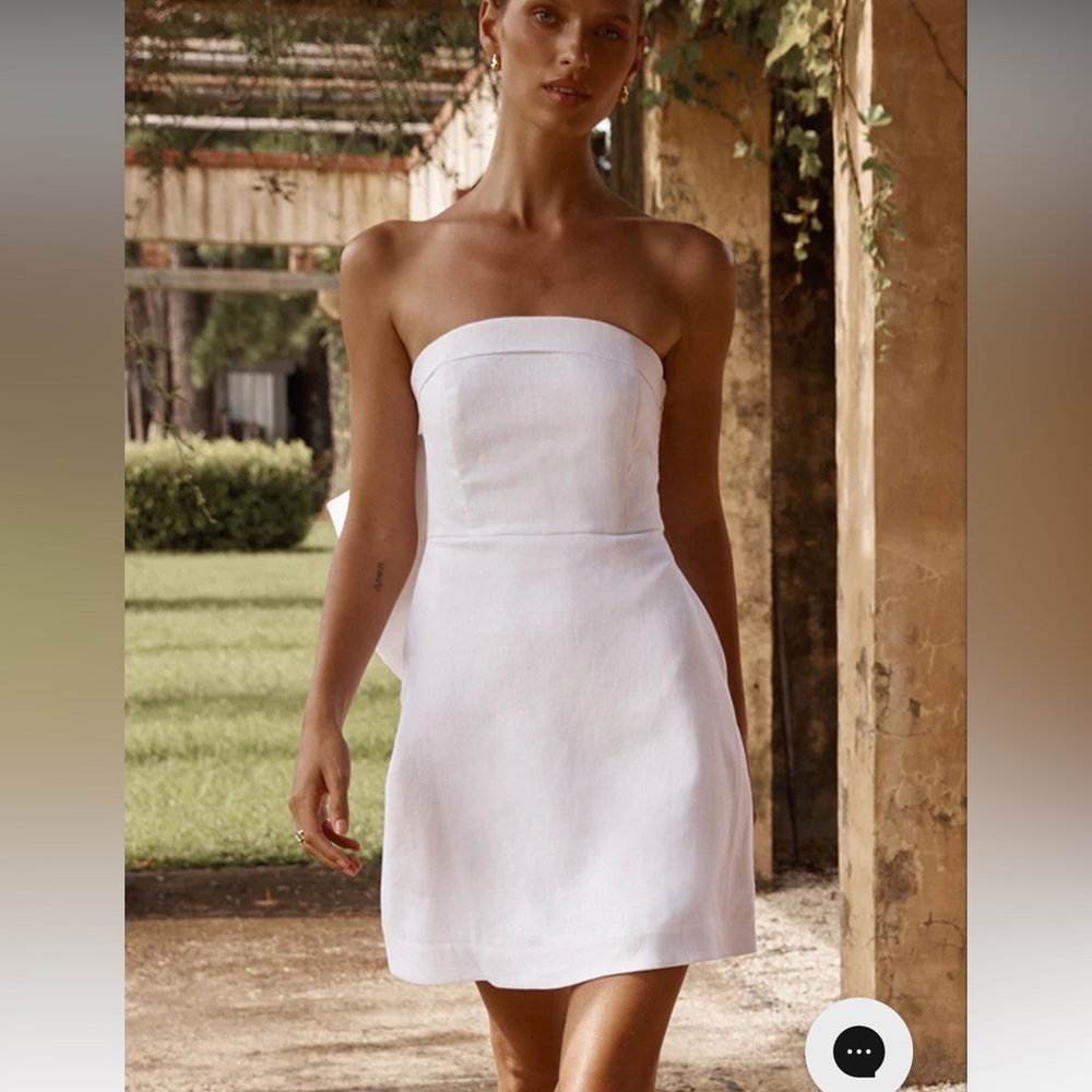 DISSH AISLE WHITE LINEN BACK BOW DRESS size 4